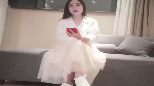 约炮白裙纹身辣妹 酒店激情啪啪高潮不断