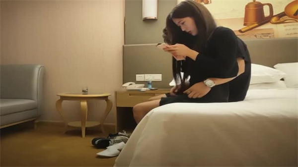 重金约炮22岁极品高颜值外围妹，大屌男的绝望激情狂欢